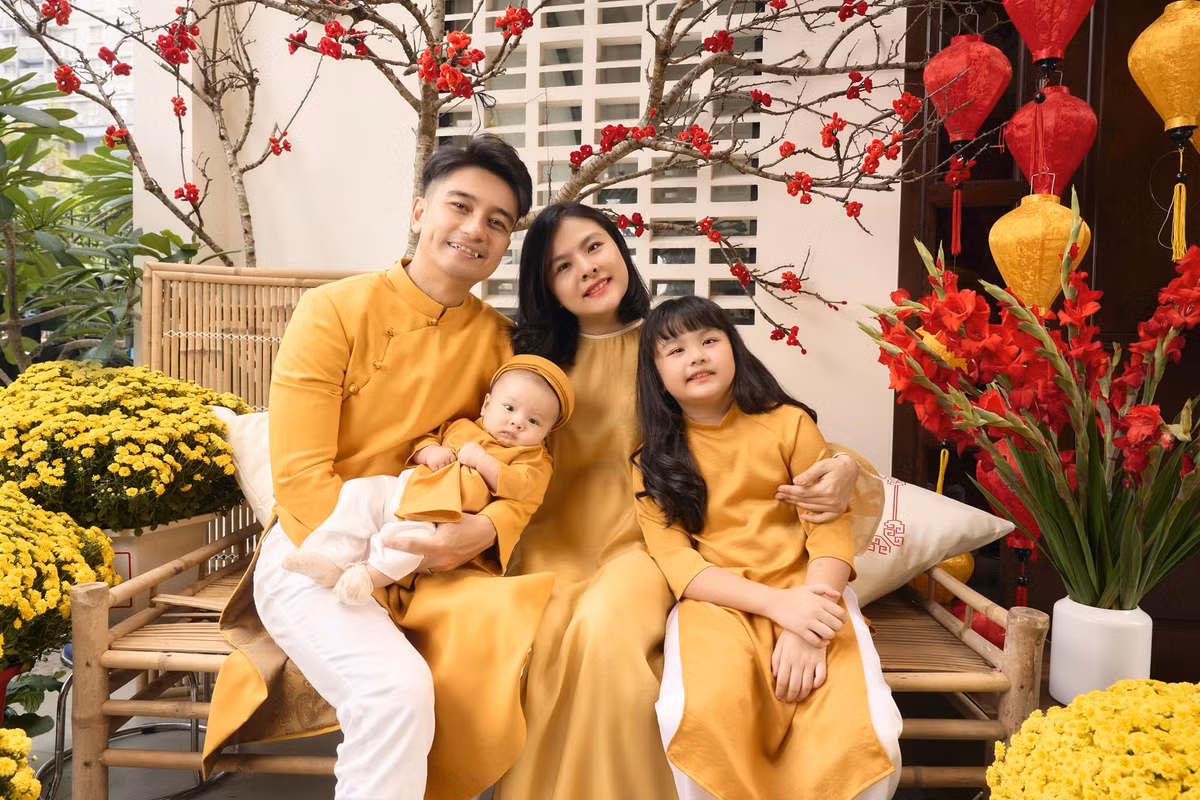 Gia đình Vân Trang diện áo dài chụp ảnh đón Tết 2025. Ảnh: FB Vân Trang