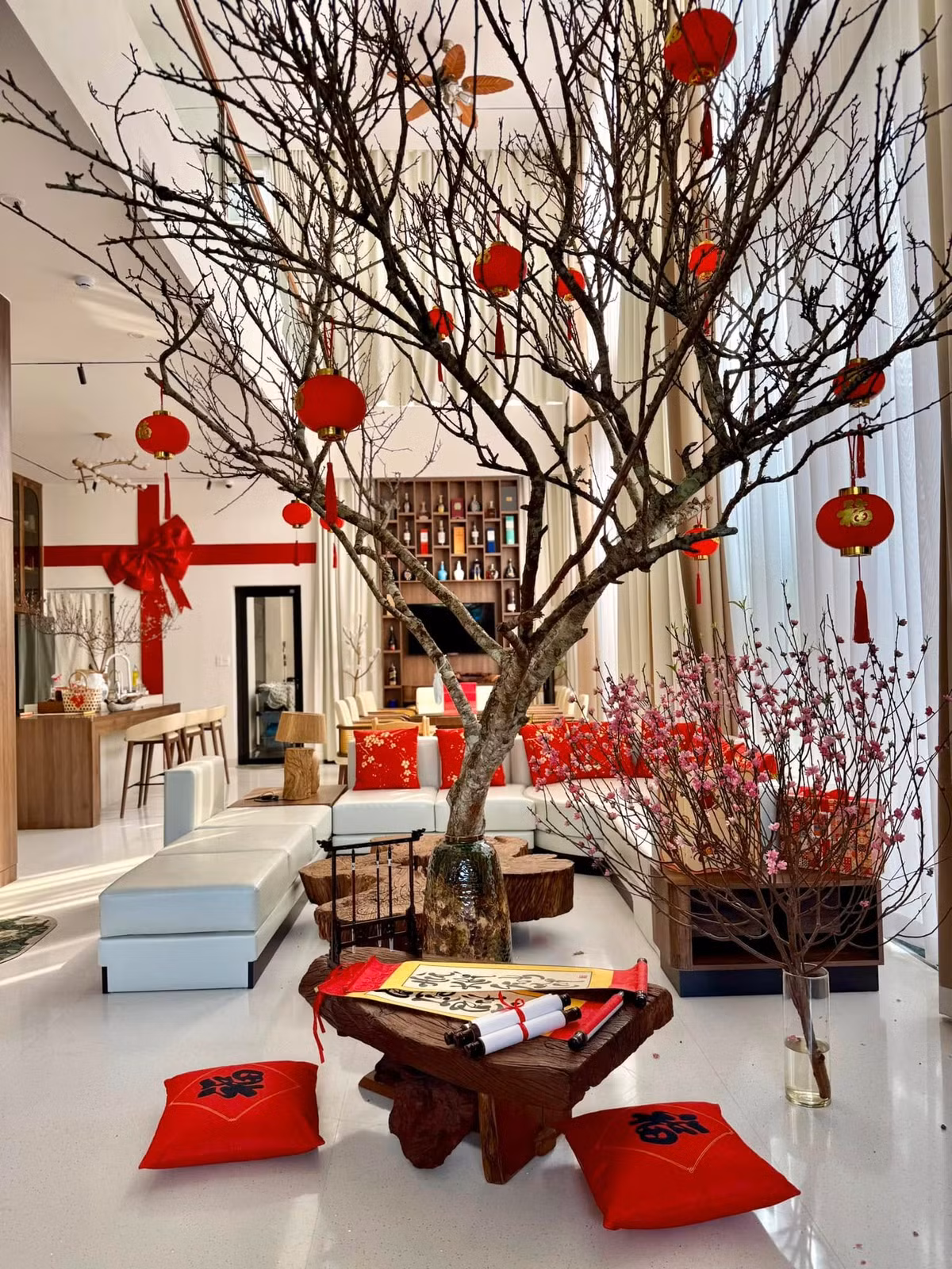 Ngoài hai cây mận, nữ diễn viên còn điểm thêm sắc xuân với cành đào rừng từ miền Bắc. Ảnh: FB Vân Trang