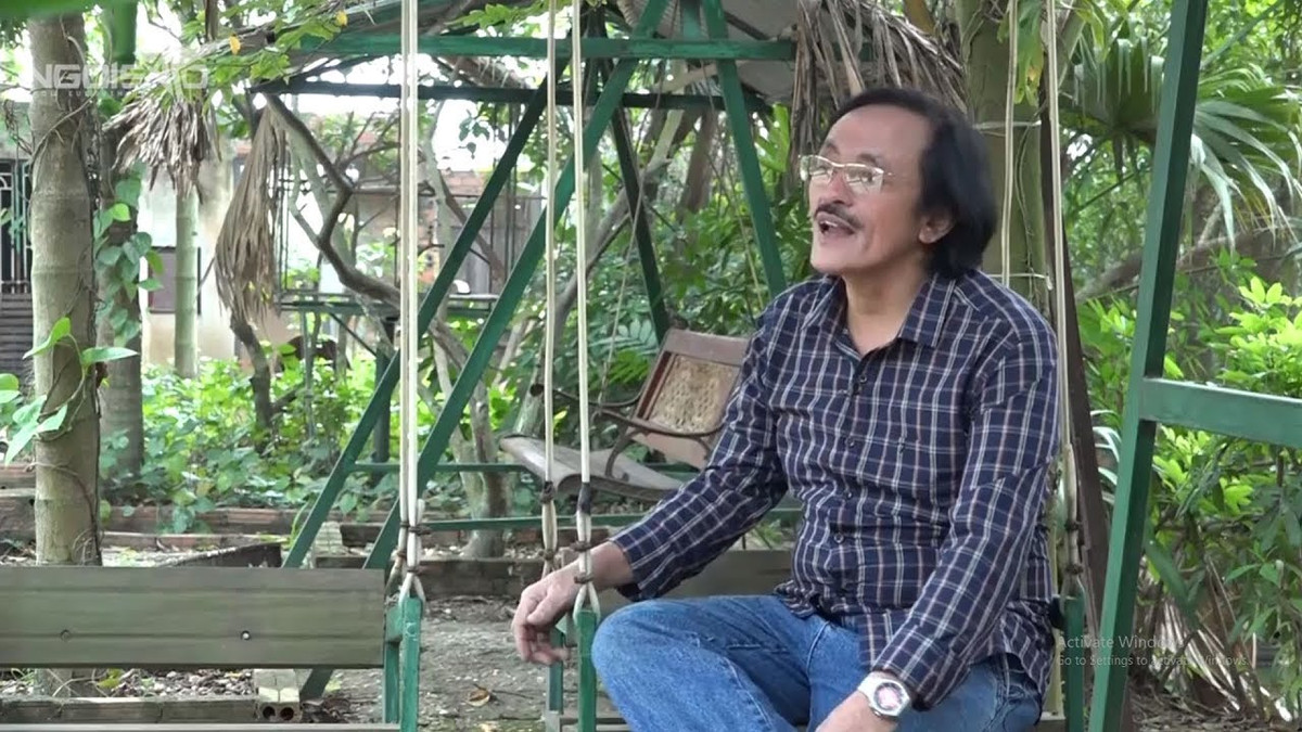 Khi còn sống, ngoài thời gian đi diễn, nghệ sĩ Giang Còi có thú vui chăm sóc vườn cây. Nam nghệ sĩ sở hữu khu nhà vườn rộng 10.000m2 ngập tràn hoa và cây trái ở ngoại ô Hà Nội. Ảnh: YouTube