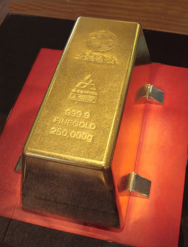Thỏi vàng lớn nhất thế giới nặng 250 kg, kích thước 17,9 inch x 8,9 inch x 6,7 inch, được Mitsubishi Materials Corporation sản xuất vào năm 2005. Ảnh: Goldavenue