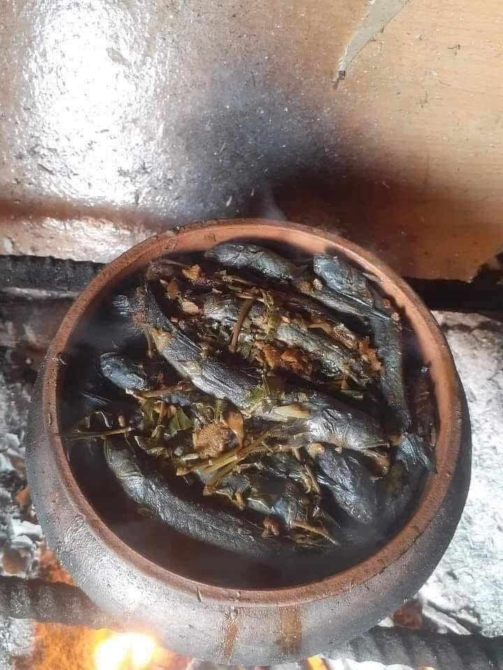 Cá lác thường được chế biến theo hai cách chính là nấu canh chua và kho vùi. Khi đem kho, người ta thường xóc cá cùng chay khô, giềng giã nhỏ, gừng, cà chua, ớt tươi và gia vị. Ảnh: Facebook