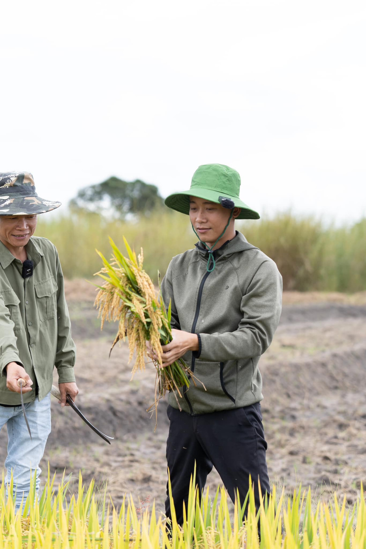 Trước khi vướng vòng lao lý, Phạm Quang Linh là một trong những hiện tượng mạng tích cực của giới trẻ Việt. Anh sáng lập kênh YouTube Quang Linh Vlogs - Cuộc sống châu Phi, ghi lại cuộc sống và những hoạt động thiện nguyện của mình, thu hút sự quan tâm của đông đảo người xem. Ảnh: FBNV