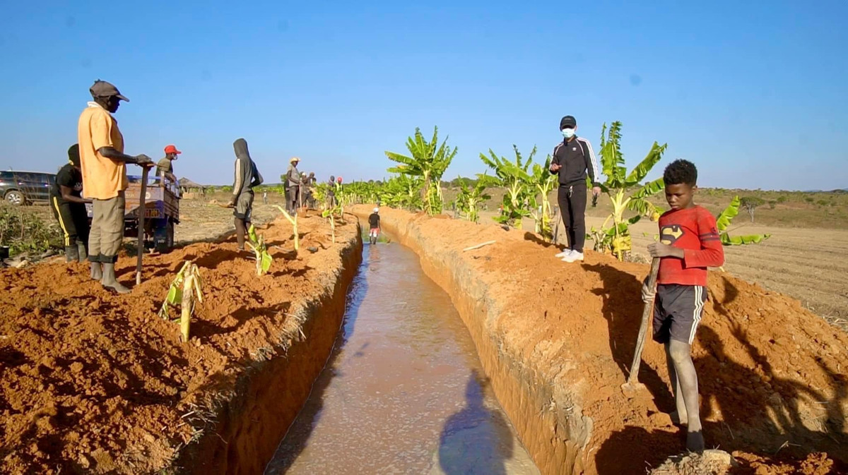 Quang Linh Vlogs cho đào mương để dẫn nước vào trang trại. Ảnh: FBNV