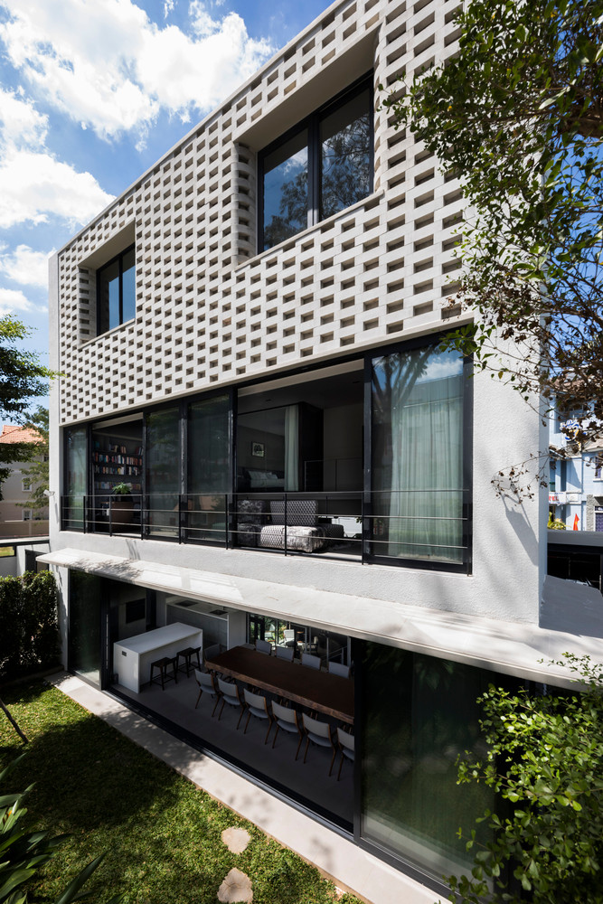 Tọa lạc tại một khu đô thị ở TP HCM, ngôi nhà đối mặt với nhiều thách thức như giáp với những ngôi nhà cao tầng lân cận, diện tích phát triển nhỏ so với dự án của khách hàng, khả năng lấy ánh và thông gió tự nhiên bị hạn chế. Ảnh: Hiroyuki Oki