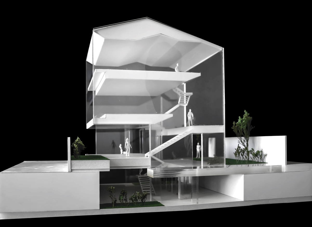 Bên cạnh đó, kiến trúc sư bố trí thêm các cột bê tông ở phía bắc và phía nam – khu vực đối diện với hàng xóm. Những cột bê tông này đóng vai trò là cấu trúc chính của công trình đồng thời giúp giải phóng không gian ở giữa. Ảnh: Hiroyuki Oki