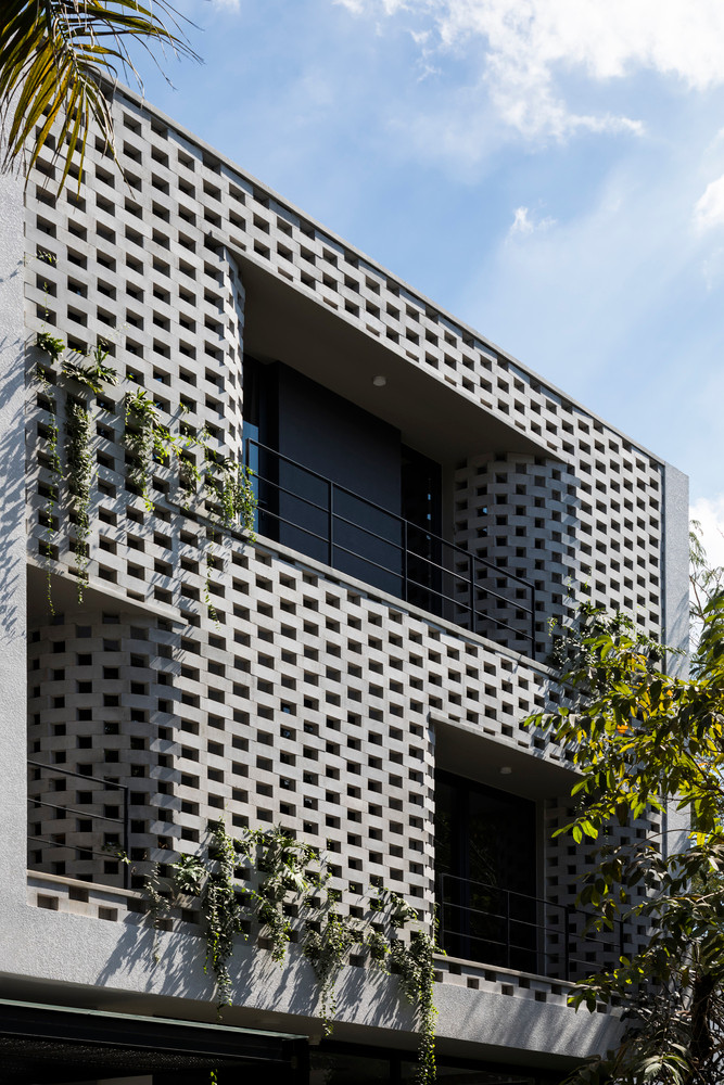 Lớp tường với cách xếp gạch so le tạo diện mạo độc đáo. Ảnh: Hiroyuki Oki