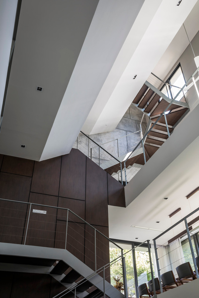 Ngoài kết nối không gian, khoảng thông tầng còn mang đến những trải nghiệm sống thú vị. Ảnh: Hiroyuki Oki