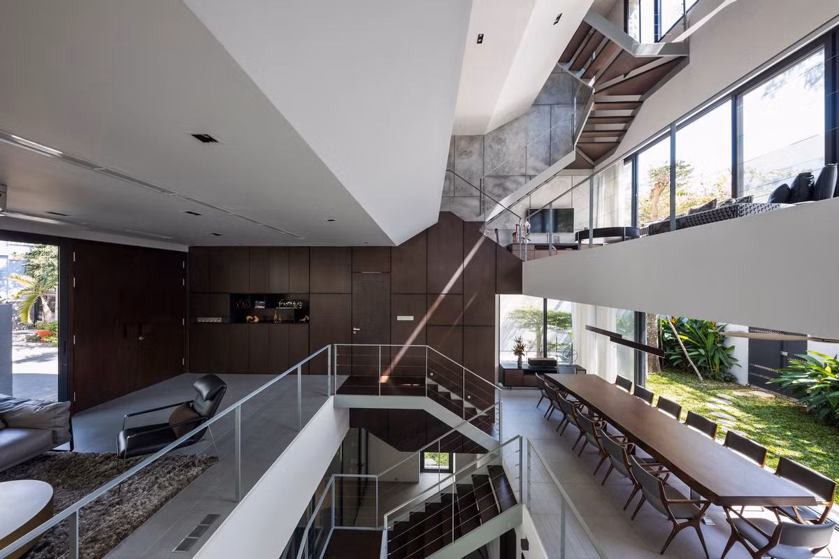 Sự chênh lệch chiều cao giữa các tầng không chỉ tạo hiệu ứng thị giác độc đáo mà còn mang đến sự đa dạng về ánh sáng tự nhiên. Ảnh: Hiroyuki Oki