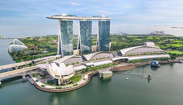 Marina Bay Sands (5,5 tỷ USD vào năm 2010) nằm bên bờ vịnh Marina (Singapore) cao 55 tầng, gồm 3 tòa tháp riêng biệt đứng cạnh nhau, bao gồm viện bảo tàng, 270 cửa hàng và nhà hàng, trung tâm hội nghị, sân trượt băng, một khách sạn sang trọng và sòng bạc. Ảnh: Stay Now