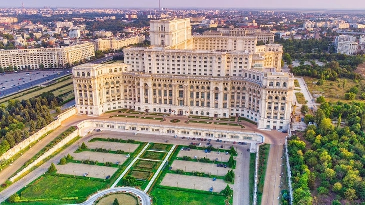 Không chỉ tiêu tốn 4,3 tỷ USD để xây dựng một trong những công trình nặng nhất thế giới, dự án Cung điện Quốc hội (Romania) còn khiến khoảng 1/5 thành phố bị phá dỡ, 40.000 cư dân phải di dời. Ảnh: Bucharest Tickets