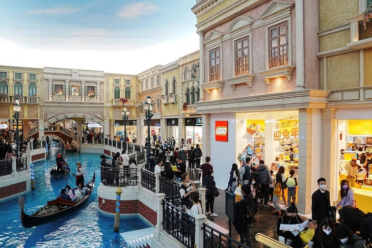 Tòa nhà The Venetian Macao (Trung Quốc) trị giá 2,4 tỷ USD vào năm 2007. Nơi đây tràn ngập máy đánh bạc và bàn poker, có một trong những sòng bạc lớn nhất thế giới và 3.000 phòng khách sạn. Ảnh: Reuters