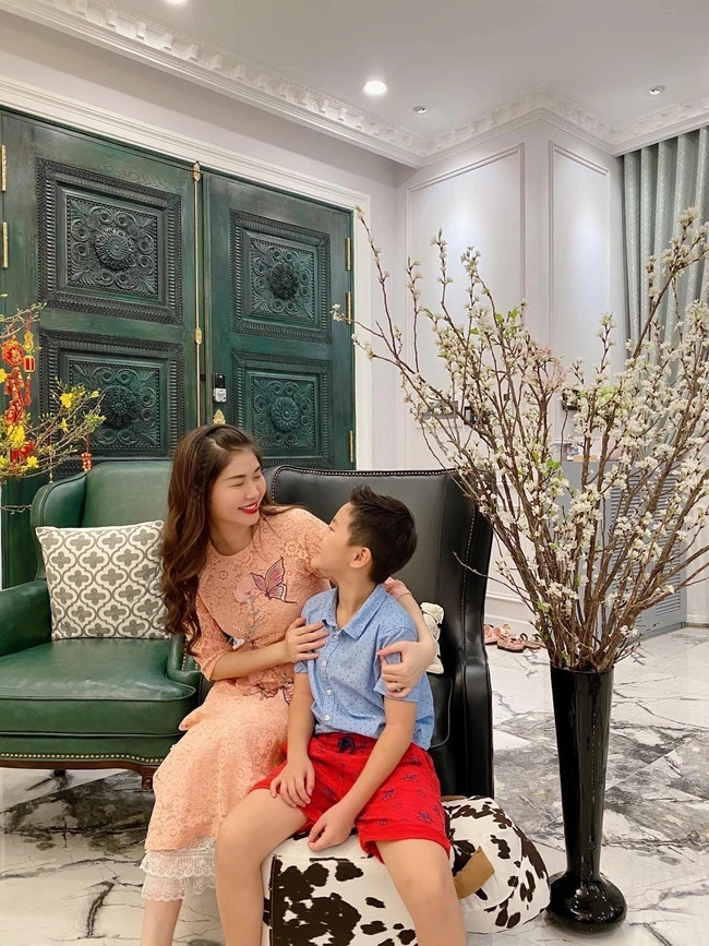 Phòng khách rộng rãi với nội thất sang chảnh như khách sạn 5 sao. Ảnh: FBNV