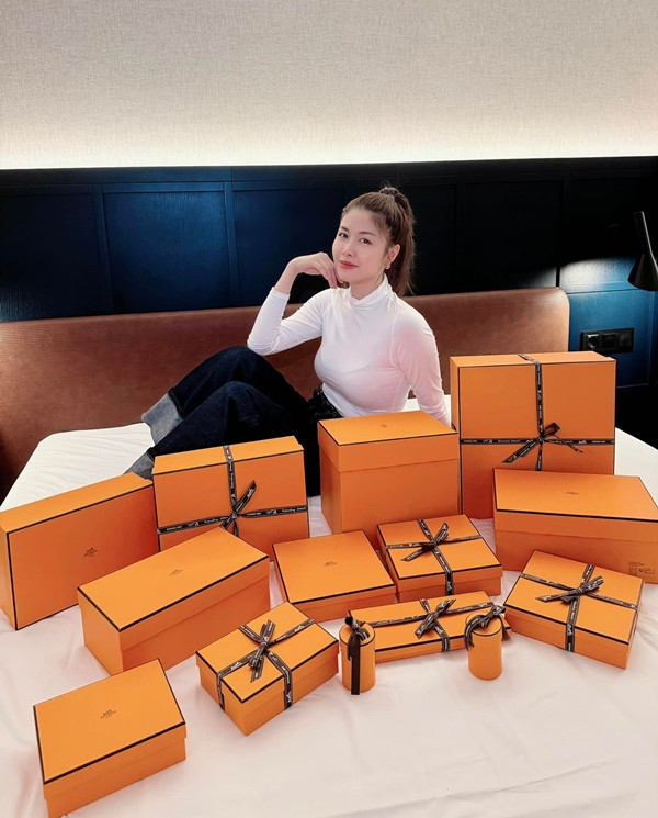 Thủy Anh cho biết trong thời gian ở cữ, cô không được ra ngoài ăn diện nên đành ở nhà ngắm các 'em yêu'. Ảnh: FB Thuy Anh Le