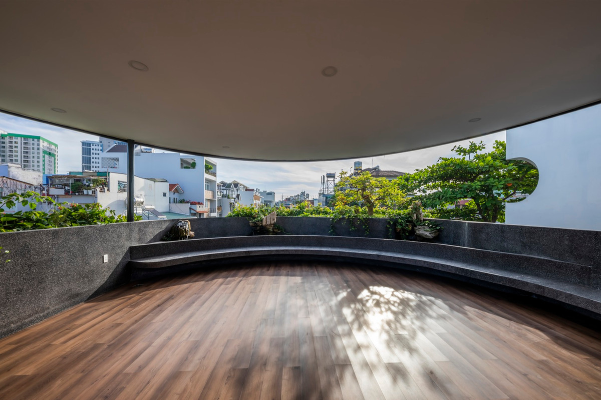 Cầu thang và phòng vệ sinh được bố trí ở đầu phía Tây của tòa nhà để tối đa hóa diện tích sử dụng và chặn nhiệt cho các không gian chính. Ảnh: Hiroyuki Oki