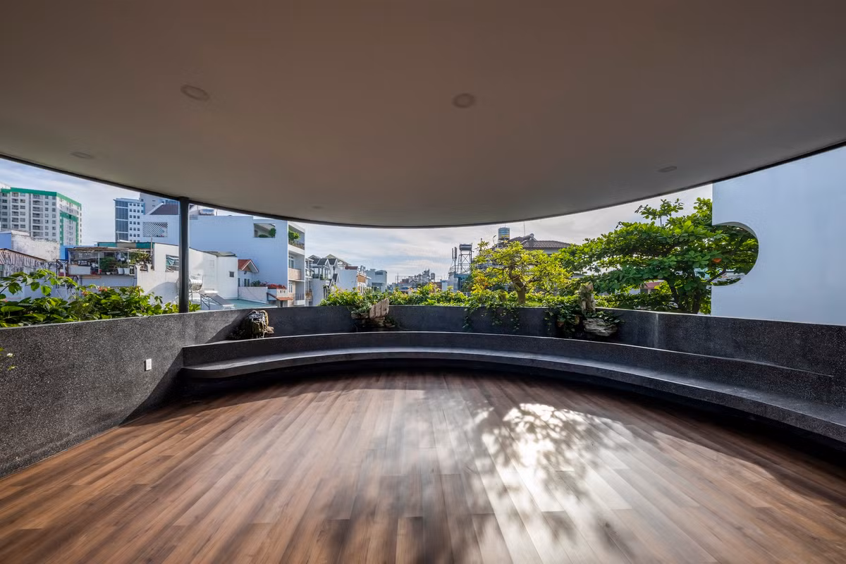 Cầu thang và phòng vệ sinh được bố trí ở đầu phía Tây của tòa nhà để tối đa hóa diện tích sử dụng và chặn nhiệt cho các không gian chính. Ảnh: Hiroyuki Oki