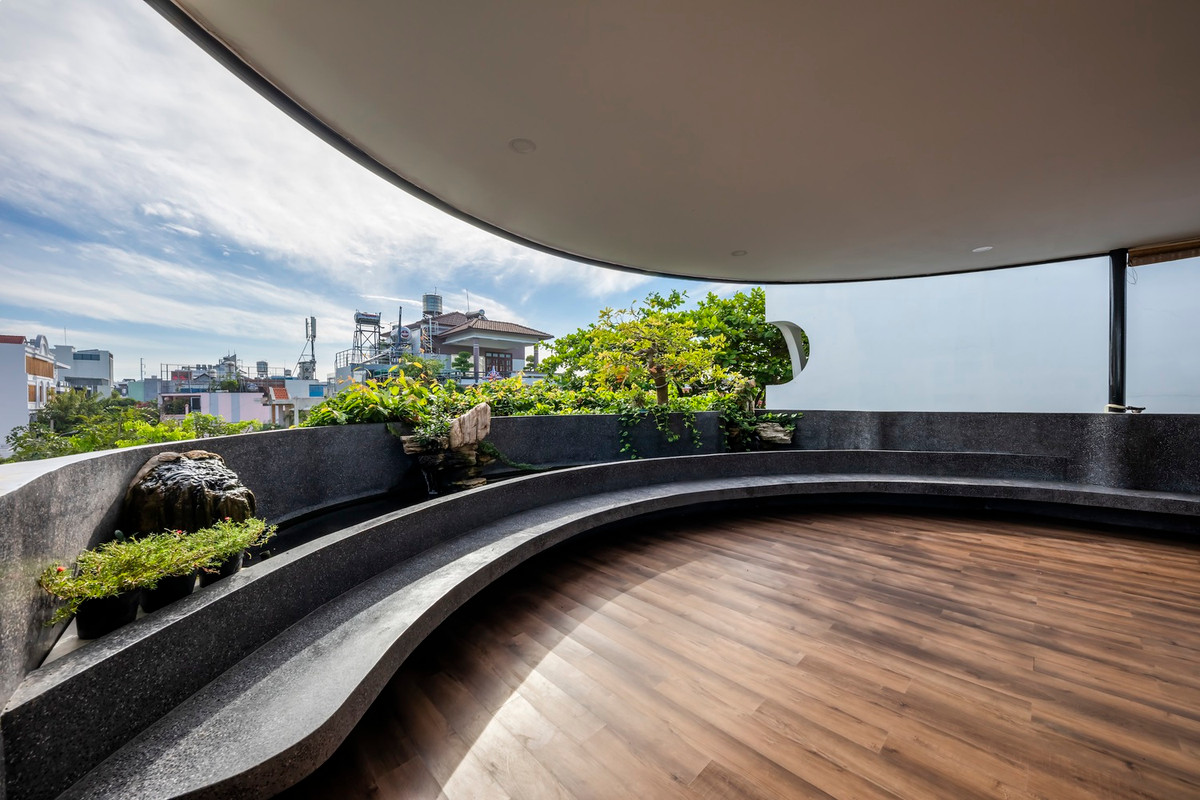 Mái che lớn được đặt trên một hệ thống trụ đỡ tối giản, do đó làm mờ ranh giới giữa bên trong và bên ngoài tòa nhà, tạo ra bầu không khí yên tĩnh. Ảnh: Hiroyuki Oki