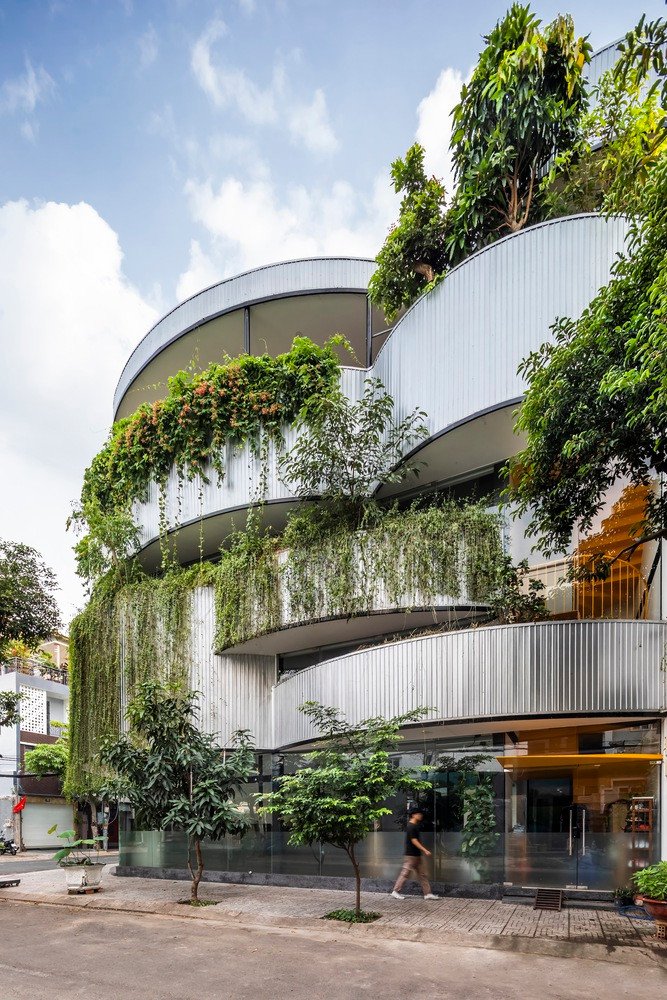 Do đó ý tưởng ban đầu về công trình là sử dụng kết cấu nhẹ, kết hợp mảng xanh, ít phát thải, tạo sức sống cho công trình và bối cảnh xung quanh. Ảnh: Hiroyuki Oki