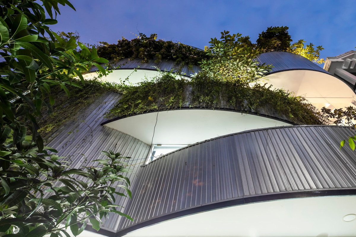 Các bồn cây xanh bao quanh ngôi nhà đóng vai trò như tấm chắn nắng và bụi, tạo không gian làm việc thoải mái. Ảnh: Hiroyuki Oki