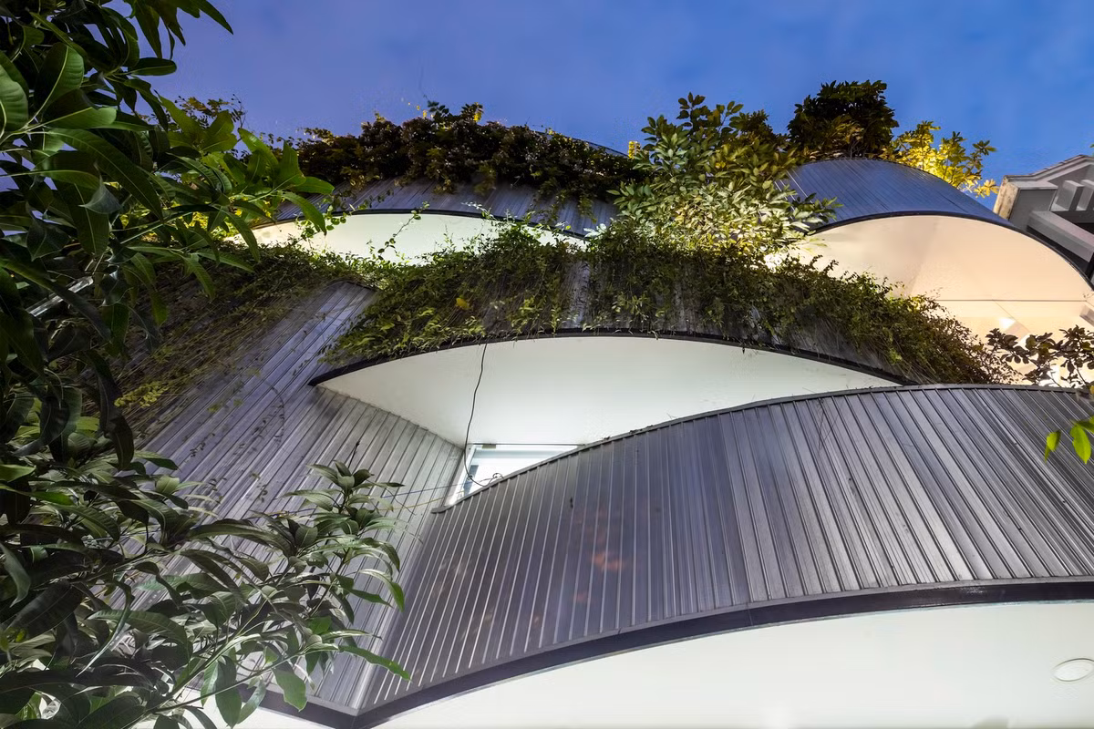 Các bồn cây xanh bao quanh ngôi nhà đóng vai trò như tấm chắn nắng và bụi, tạo không gian làm việc thoải mái. Ảnh: Hiroyuki Oki