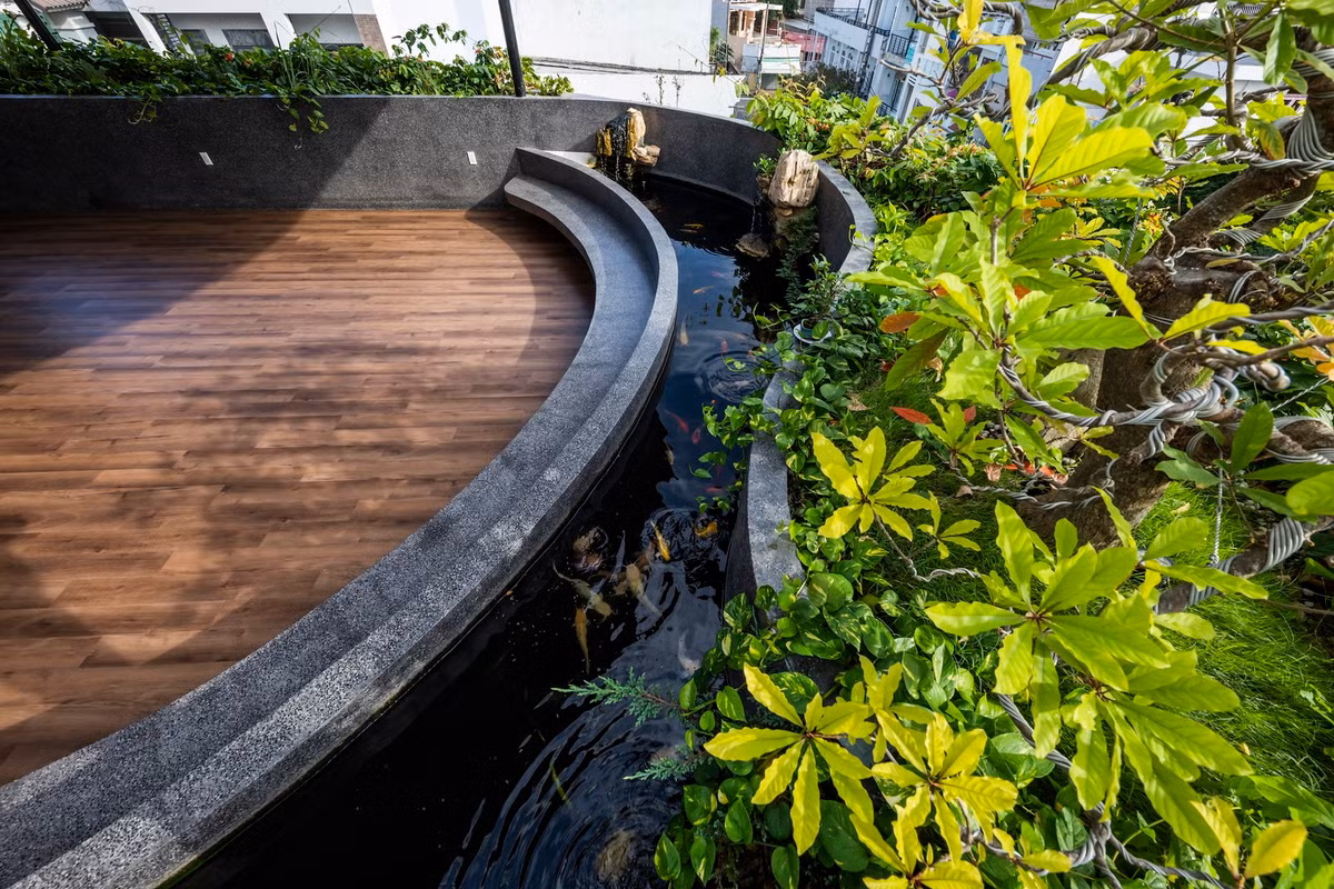 Sân thượng gồm một khu vườn, một ao nhỏ và một mái che. Ảnh: Hiroyuki Oki