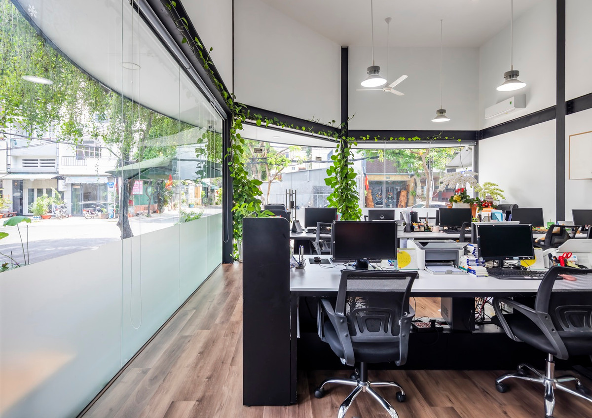 Khu làm việc như văn phòng phòng họp... được đặt ở phía trước để có ánh sáng và tầm nhìn tốt hơn. Ảnh: Hiroyuki Oki