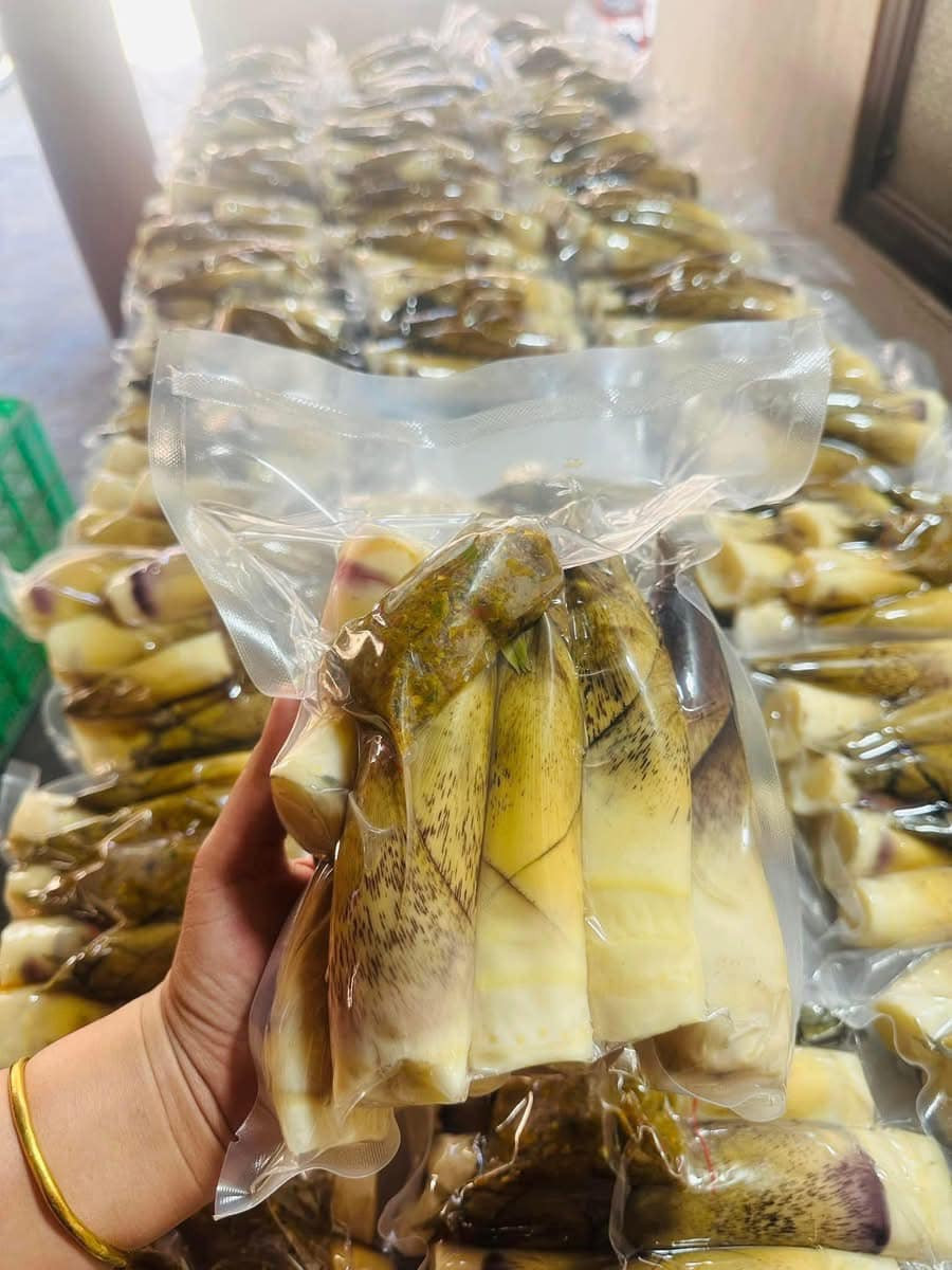 Măng vầu luộc sẵn dễ bảo quản, không lo thối hỏng. Khách mua về chỉ việc hấp lại 5 phút là có thể tưởng thức. Ảnh: Facebook