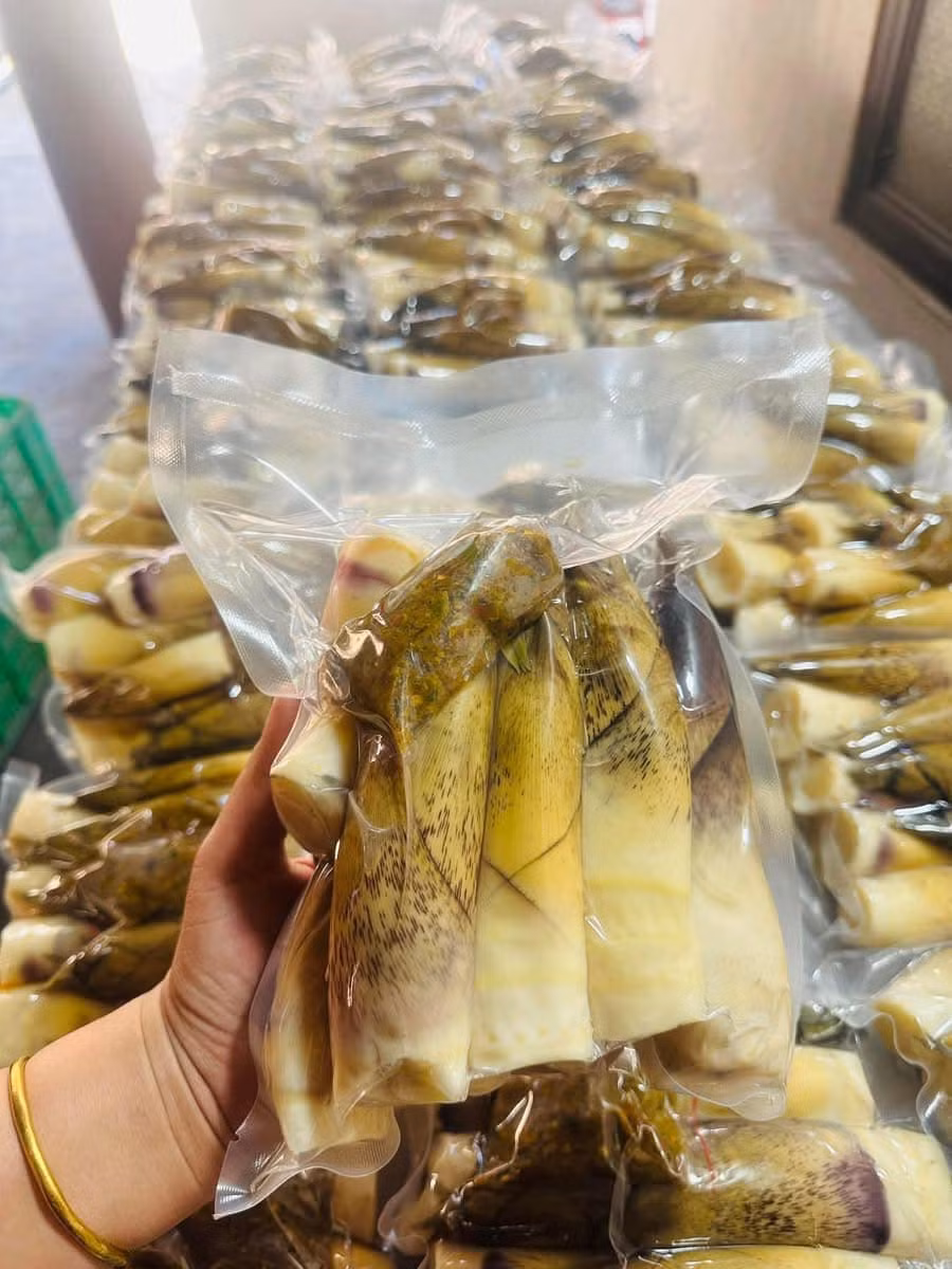 Măng vầu luộc sẵn dễ bảo quản, không lo thối hỏng. Khách mua về chỉ việc hấp lại 5 phút là có thể tưởng thức. Ảnh: Facebook