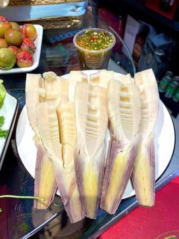 Thời gian gần đây, măng vầu luộc - một đặc sản của vùng núi Tây Bắc trở thành món ăn gây sốt trên mạng xã hội. Hình ảnh và video ghi lại khoảnh khắc thưởng thức món ăn này với nhiều biểu cảm từ ngạc nhiên đến thích thú liên tục xuất hiện trên TikTok, Facebook và YouTube. Ảnh: Facebook