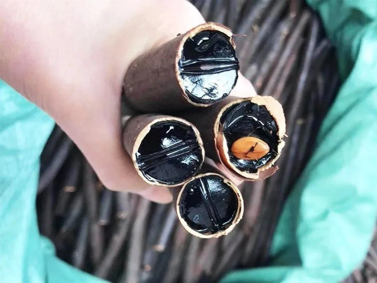 Phần thịt quả bên trong màu đen, kết cấu đặc và hơi trong như thạch. Ảnh: Baijiahao