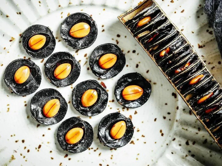 Hạt muồng hoàng yến hình trái xoan, xếp xen kẽ trong quả. Ảnh: Baijiahao