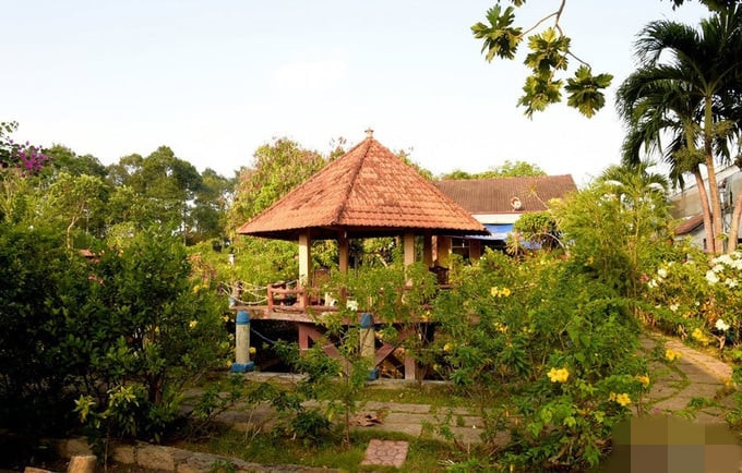 Trong khuôn viên sân vườn còn có nhà chòi phục vụ nhu cầu giải trí. Ảnh: Vietnamnet