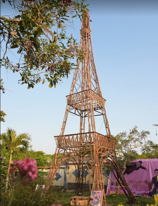 Thậm chí, trong vườn còn dựng mô hình tháp Eiffel thu nhỏ. Ảnh: Internet