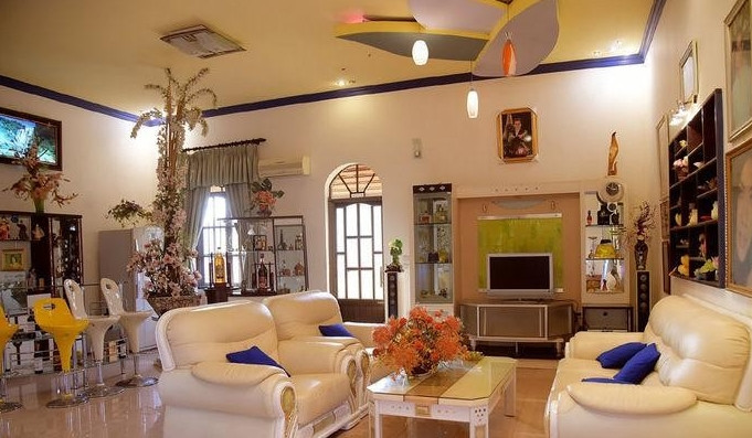 Bên trong căn nhà được trang trí độc đáo, khác biệt với tông màu trắng sang trọng chủ đạo. Ảnh: Vietnamnet