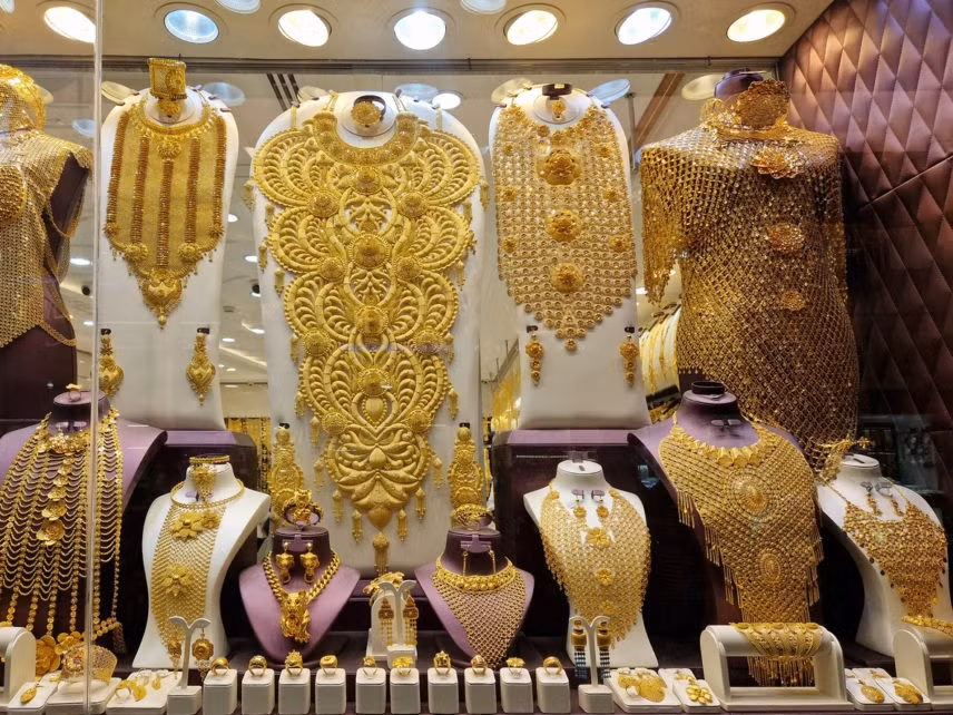Đó là chợ vàng Dubai Gold Souk, được thành lập từ đầu những năm 1900, tồn tại trước khi các Tiểu vương quốc Ả Rập Thống nhất chính thức trở thành một quốc gia. Ảnh: Travelrepublic