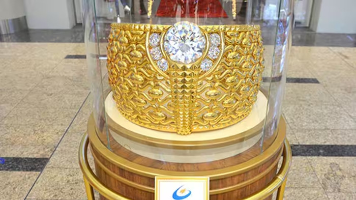 Chợ vàng Dubai cũng nổi tiếng với những chiếc nhẫn vàng nặng 63,8 kg. Ảnh: Zee News