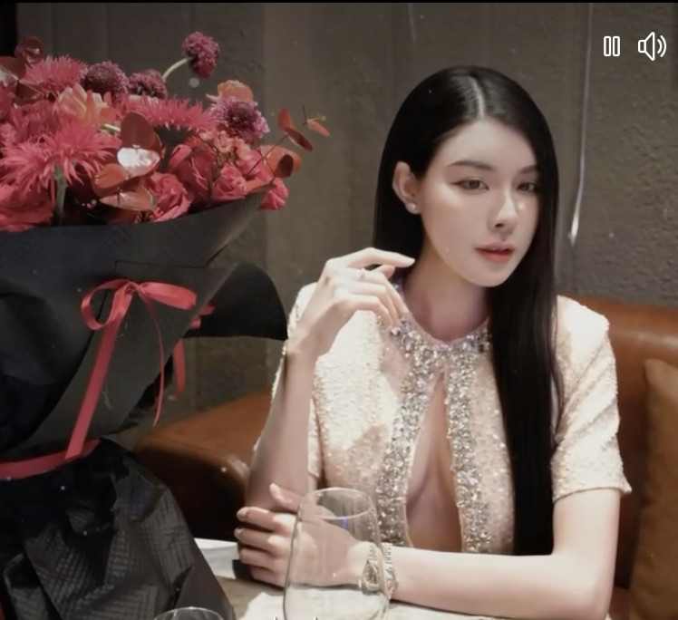 Bạn gái Văn Thanh - hot girl Trần Bích Hạnh, sinh năm 1993 tại Nam Định. Cô xuất thân trong một gia đình khá giả, gia thế "không phải dạng vừa" và đang hoạt động trong lĩnh vực thẩm mỹ. Ảnh: FBNV