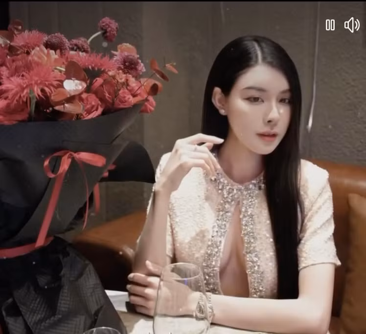 Bạn gái Văn Thanh - hot girl Trần Bích Hạnh, sinh năm 1993 tại Nam Định. Cô xuất thân trong một gia đình khá giả, gia thế "không phải dạng vừa" và đang hoạt động trong lĩnh vực thẩm mỹ. Ảnh: FBNV