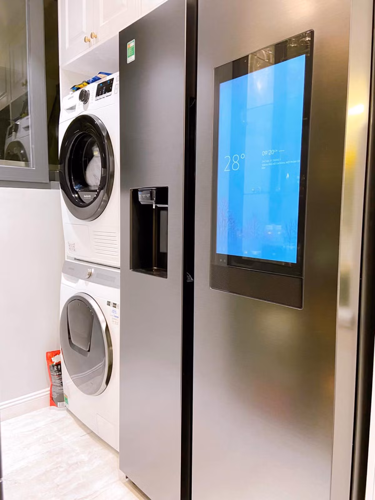 Dù không ở thường xuyên nhưng Văn Thanh vẫn sắm đầy đủ tủ lạnh, máy giặt, máy sấy. Ảnh: FBNV