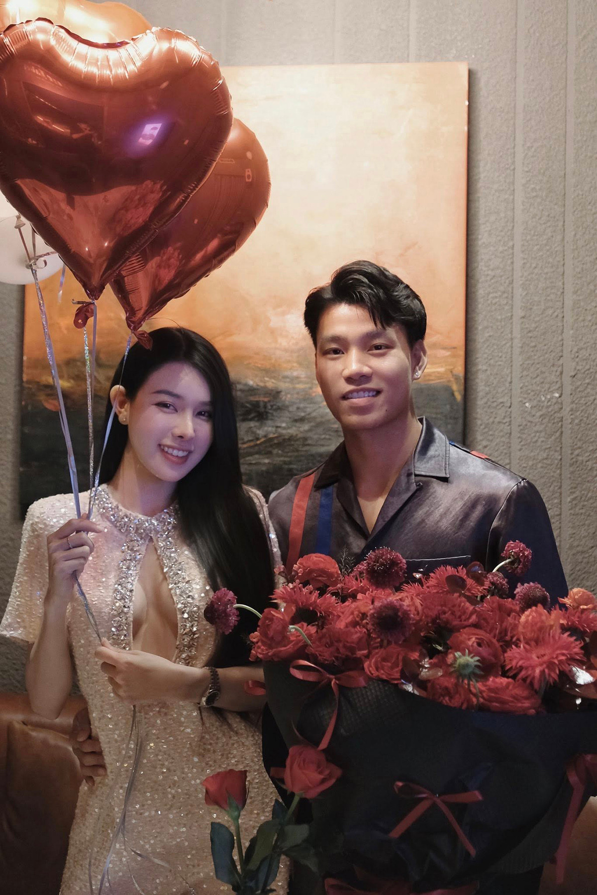 Mới đây, hậu vệ Vũ Văn Thanh khiến người hâm mộ vỡ oài khi chính thức công khai bạn gái trong ngày sinh nhật tuổi 29 của mình. Ảnh: FBNV