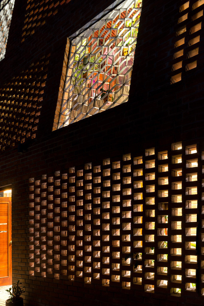 Gạch tạo lỗ vừa lạ vừa quen. Ảnh: Nguyen Tien Thanh