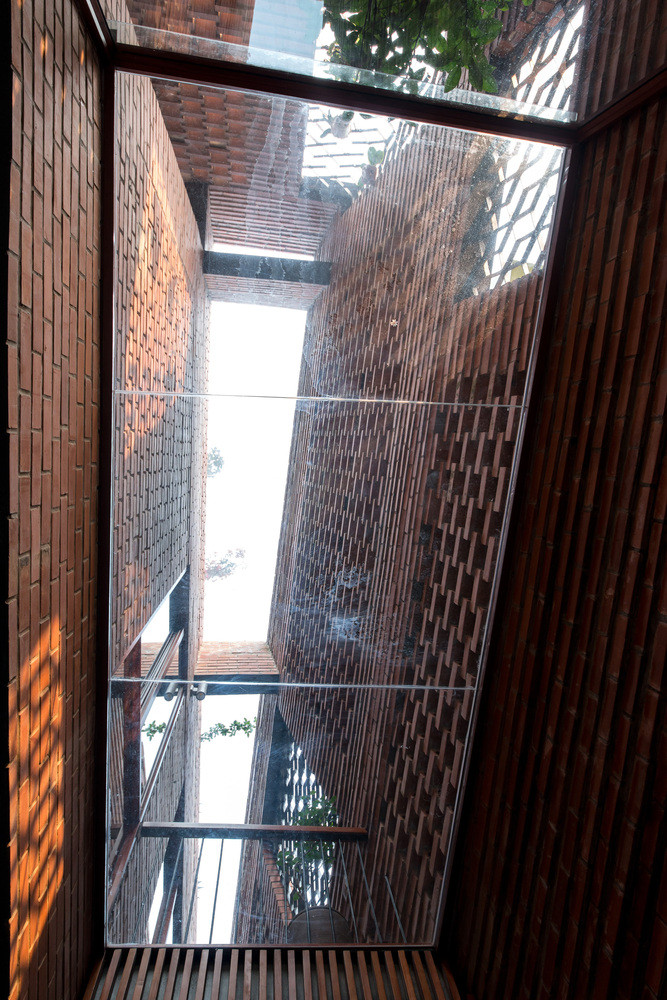 Hai lớp tường đóng vai trò như một bộ lọc, loại bỏ các yếu tố tiêu cực, giữ lại yếu tố tích cực của môi trường bên ngoài với không gian sống bên trong. Ảnh: Nguyen Tien Thanh