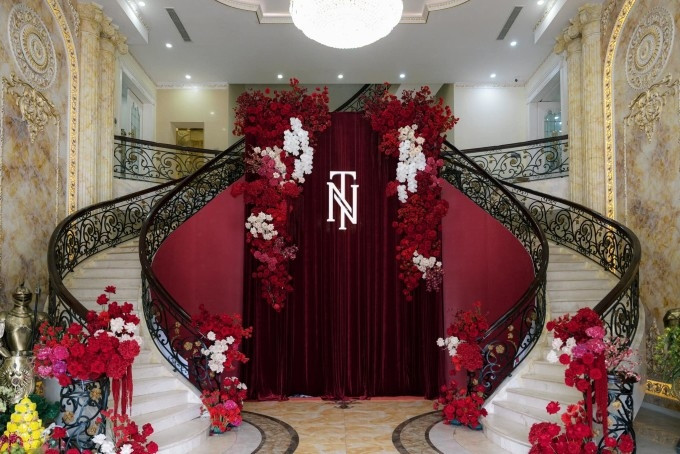 Biệt thự nhà chồng Mai Ngọc thiết kế theo phong cách lâu đài châu Âu phong cách tân cổ điển với họa tiết đối xứng, không gian rộng lớn...Ảnh: FBNV