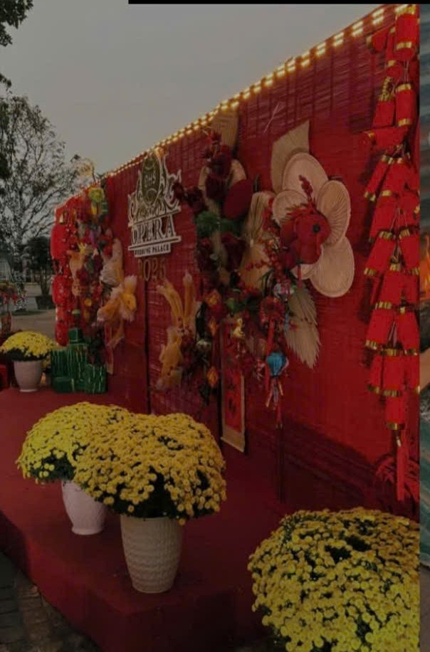 Bên ngoài căn biệt thự nhà chồng Mai Ngọc - nơi được ví như tòa lâu đài rộn ràng không khí đón Xuân 2025 với hình ảnh của hoa cúc, ông đồ...Ảnh: FBNV