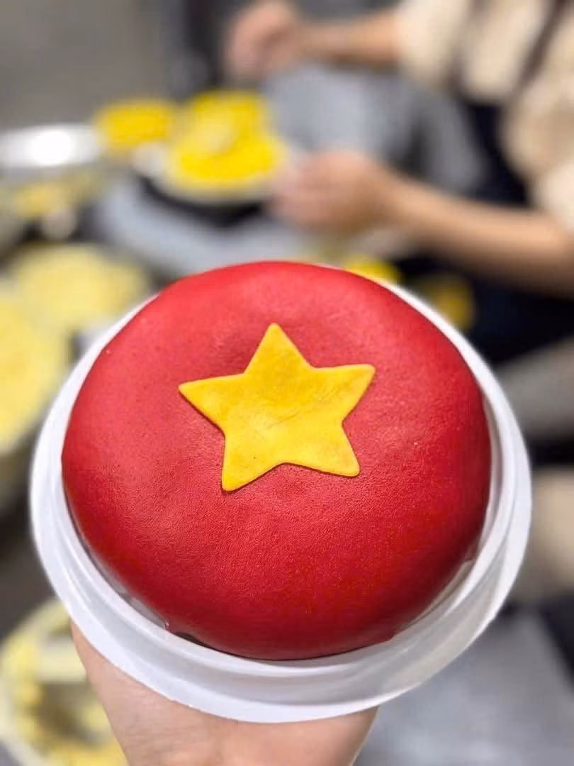 “Banh yeu nuoc” ngap cho mang, chu tiem chot nghin don moi ngay-Hinh-2