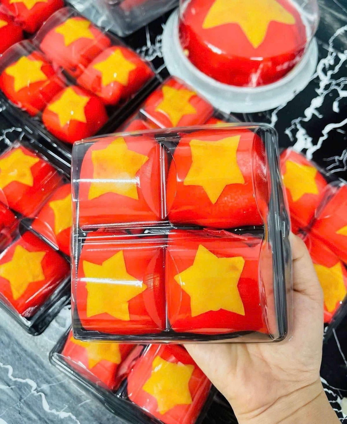 “Banh yeu nuoc” ngap cho mang, chu tiem chot nghin don moi ngay