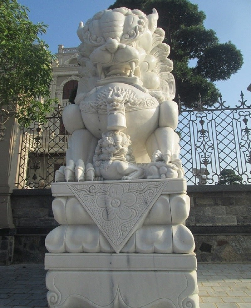 Sư tử đá trấn giữ phong thủy. Ảnh: ĐSPL