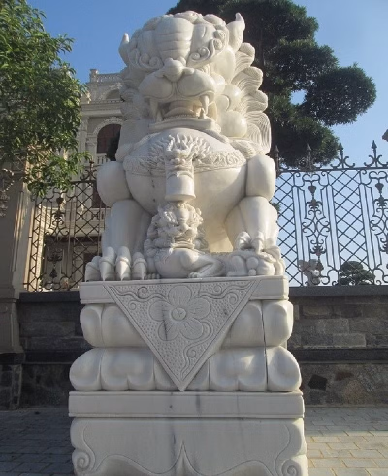 Sư tử đá trấn giữ phong thủy. Ảnh: ĐSPL