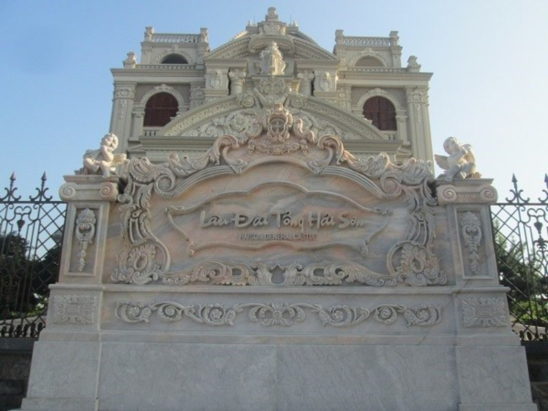 Tấm bia đá chạm khắc tinh xảo ngay trước cổng nhà. Ảnh: ĐSPL