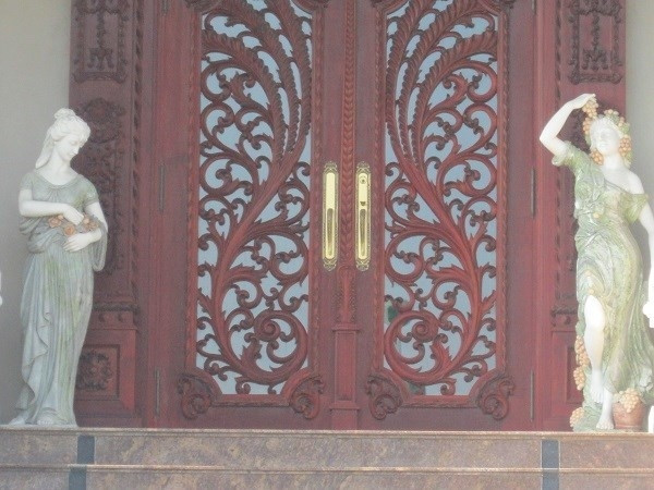 Phần gỗ trang trí là loại gỗ đỏ quý hiếm cũng tốn khoảng 50 tỷ đồng, trong đó có cây gỗ nguyên khối lên đến 1 triệu USD. Ảnh: ĐSPL