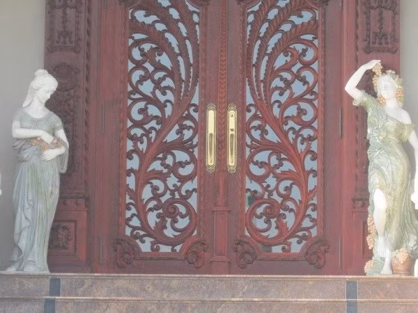 Phần gỗ trang trí là loại gỗ đỏ quý hiếm cũng tốn khoảng 50 tỷ đồng, trong đó có cây gỗ nguyên khối lên đến 1 triệu USD. Ảnh: ĐSPL